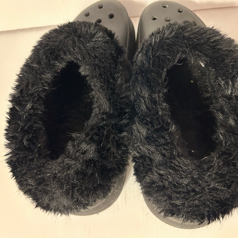 CROCS Black Fuzzy Lined Clogs - Picture 9 of 13